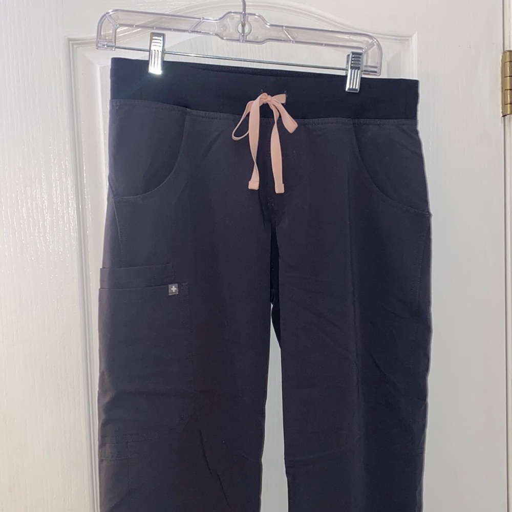 Figs Kade scrub bottoms in Charcoal with pink tie
